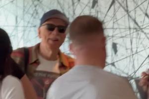大老板來了！老克倫克在兒子陪同下抵達倫敦，將與阿森納球員會面