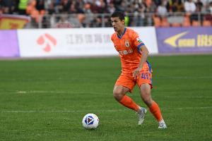 足球報(bào)：依木蘭出場后泰山中場梳理更清晰，他和陳澤仕也非常默契