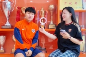 金永浩：留洋西班牙學(xué)會(huì)更聰明地踢球，極短時(shí)間內(nèi)逼著你做決策