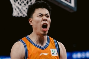 攻防都充滿活力！張鎮(zhèn)麟首節(jié)出戰(zhàn)8分鐘 6中4貢獻10分2板1斷1帽