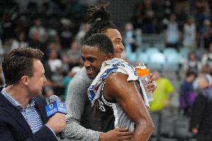Amick：馬刺暫未討論過交易福克斯 但他的2.3億合同遲早要解決