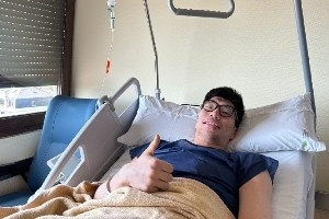 早日回歸！余嘉豪社媒曬康復(fù)照：修理中… 不要走開 馬上回來！