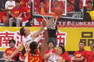 王哲林送出精彩大帽！但廣廈拿到前板造成張鎮麟第3犯 后者下場